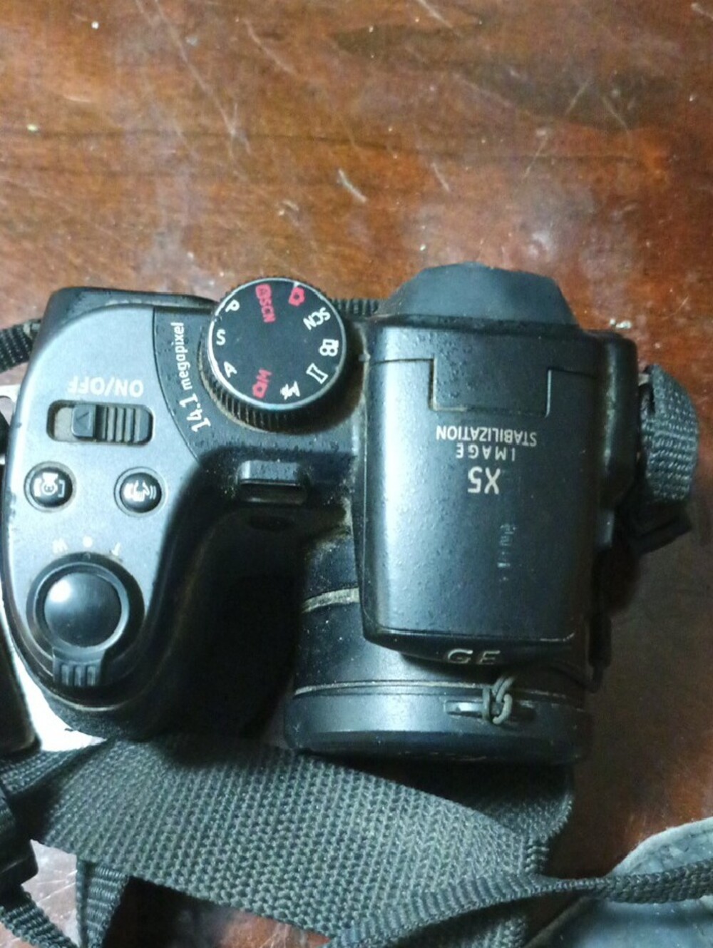 GE Black Compact Digital Camera with Detachable Lens Cap - Picture 2 of 4